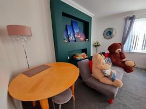 索尔特科茨Teddy Bears' 3-bedroom Maisonette的客厅,沙发上摆放着两只泰迪熊