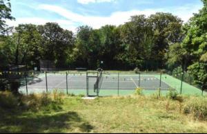Eglentine内部或周边的网球和/或壁球设施