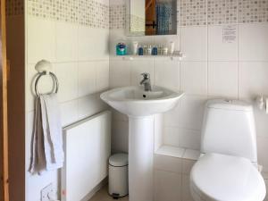 Kniveton奶品乡村别墅的白色的浴室设有水槽和卫生间。