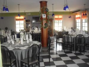 阿尔莫多瓦尔德尔里奥圣路易斯旅馆的宴会厅配有桌椅和玻璃杯