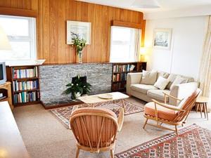 圣贾斯特Furzeburrow的客厅配有沙发、椅子和壁炉