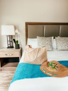 基拉戈凯拉戈湾畔旅馆的床上一顶帽子和钱包