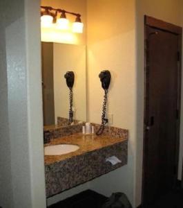 奇斯顿K Bar S Lodge, Ascend Hotel Collection的一间带水槽和镜子的浴室