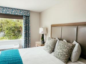 基拉戈凯拉戈湾畔旅馆的一间卧室设有一张大床和一个窗户。