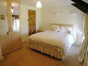 Saint Martins Green巴扎德谷仓乡村别墅的一间白色的卧室,配有床和门