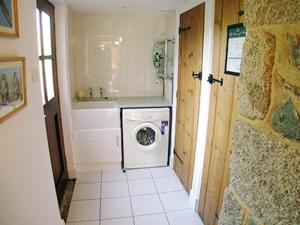 Saint Martins Green巴扎德谷仓乡村别墅的一间带洗衣机和水槽的浴室