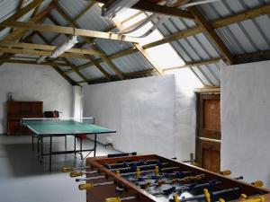 阿德芬Tigh A Vullin - S4628的乒乓球桌,带乒乓球桌的房间