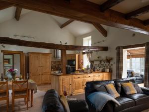 Tal-y-CafnPlas Iwrwg Granary - 28091的带沙发的客厅和厨房