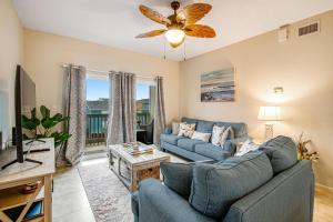 彭萨科拉海滩Villas on the Gulf J6的客厅配有2张蓝色沙发和电视