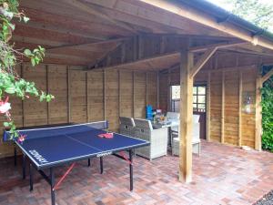 Washfield查莱特埃特蒂博托普度假屋的凉亭内带乒乓球桌的庭院
