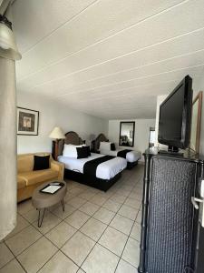 圣徒皮特海滩假日岛度假酒店的酒店客房设有两张床和一台平面电视。