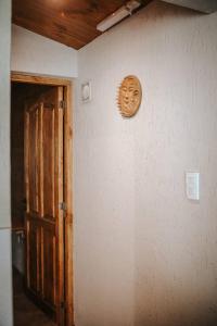 圣拉斐尔Posada Los Cipreses的门旁墙上的面具