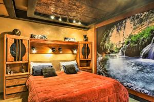 纽伯格Willamette Valley Apt - Surrounded by Wineries!的卧室配有一张大床,墙上挂有绘画作品