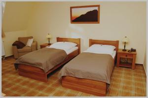 什特尔布斯凯普莱索索里斯科酒店的酒店客房,配有两张床和椅子
