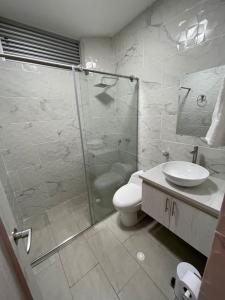 吉拉尔多特Casa Campestre Girardot的带淋浴、卫生间和盥洗盆的浴室