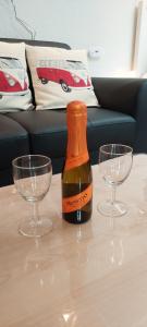 瓦尔韦克BenB-Hollandsingel的桌子上放有一瓶葡萄酒和两杯酒