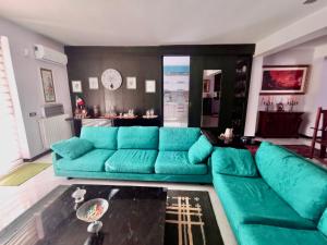 梅达Casa Angelica (Pizzo, Tropea, Lamezia)的客厅配有绿色沙发和桌子