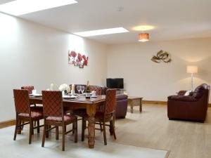 卡马森帕洛尔乡村别墅的客厅配有桌椅和沙发