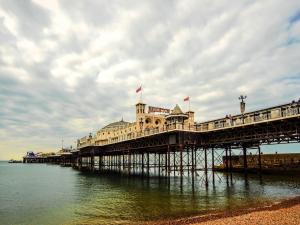 Cuckfield帕提诺乐度假屋的水面上建有建筑物的码头