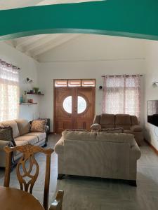 罗索Travellers Villa的客厅设有两张沙发和一个窗户