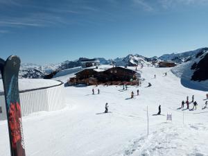 里蒙纽耶Le Chamois des Alpages de Reberty ski au pied的一群人沿着雪覆盖的斜坡滑雪