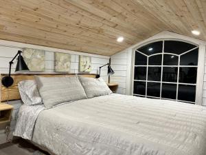 霍姆斯泰德Maria's Tiny Barn的一间卧室设有一张床和一个大窗户