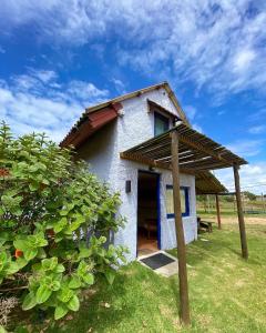 德尔迪阿布罗角Cabañas Giramundos的白色的小房子,设有木屋顶