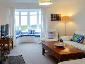 基斯高地Morys Cottage的客厅配有沙发和桌子