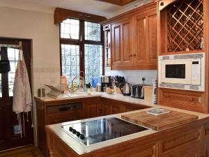 LindaleRose Cottage的厨房配有水槽和微波炉