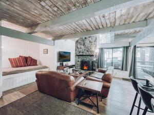 大熊湖Remodeled Home at Snow Summit的带沙发和壁炉的客厅