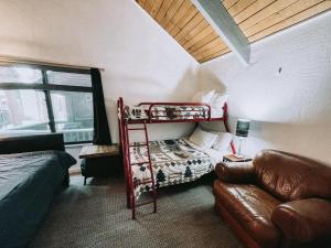 大熊湖Remodeled Home at Snow Summit的客厅配有双层床和沙发。