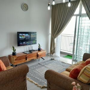 普特拉贾亚Dlake Putrajaya Homestay的客厅配有2张沙发和1台平面电视
