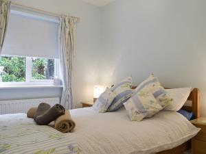 埃文河畔斯特拉特福诗人威尔乡村别墅的卧室里一张床上放着一只动物