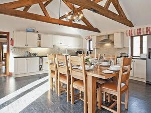 斯肯索普Woodpecker Barn - Cwl的厨房配有木制用餐室的桌椅