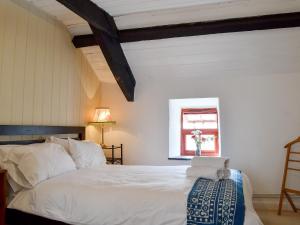 TregaronGerlan的卧室配有白色的床和窗户。
