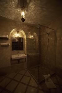 拉巴特Riad AL Bahi的带淋浴、盥洗盆和镜子的浴室