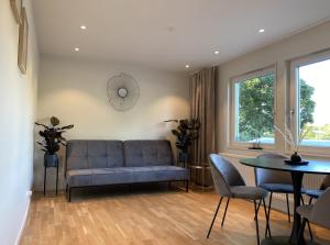 哥德堡Luxurious villa with free parking的客厅配有蓝色的沙发和桌子