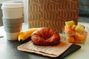 迈阿密湖迈阿密湖万怡酒店的糕点,咖啡和一碗水果