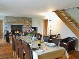 LlangadogDolgoed House的一间带桌椅和壁炉的用餐室
