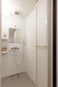 东京Great Access to Shibuya/Shinjuku-Gracias Shibuya的带淋浴和镜子的白色浴室