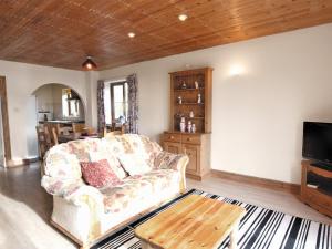 彭代恩Seacrest Cottage - Hw7746的客厅配有沙发和桌子