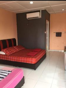 马六甲Mutiara Chalet的一间卧室配有红色的床和红色毯子
