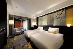 金泽金泽山乐酒店的酒店客房,配有两张床和椅子