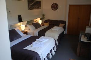 本迪戈Calder Motel的酒店客房,设有两张床和一张沙发