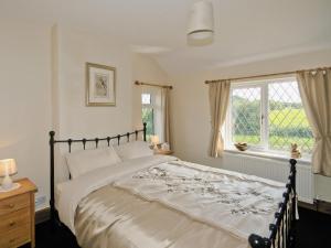 Kingsley东菲特度假屋的一间卧室设有一张大床和一个窗户。