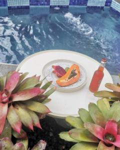 Rivière-SaléeVilla CACAO的游泳池畔桌子上的一盘水果