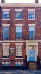 利物浦格鲁吉亚联排别墅酒店的蓝色门的红砖建筑