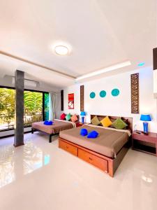功孟海滩Sea Smile Green View Pool Villa KRABI Klong Muang的一间带两张床和一张沙发的客厅