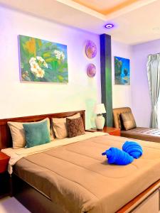 功孟海滩Sea Smile Green View Pool Villa KRABI Klong Muang的一间卧室配有一张带蓝色枕头的床