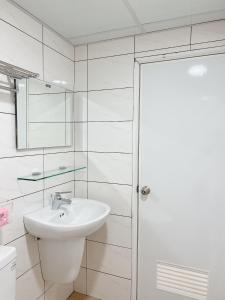 台南白色苏打的白色的浴室设有水槽和镜子